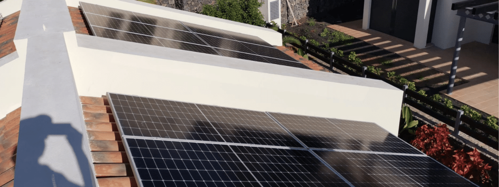 Contáctanos 48 Tu Piscina Tenerife IMAGEN TRABAJO PLACAS-FOTOVOLTAICAS