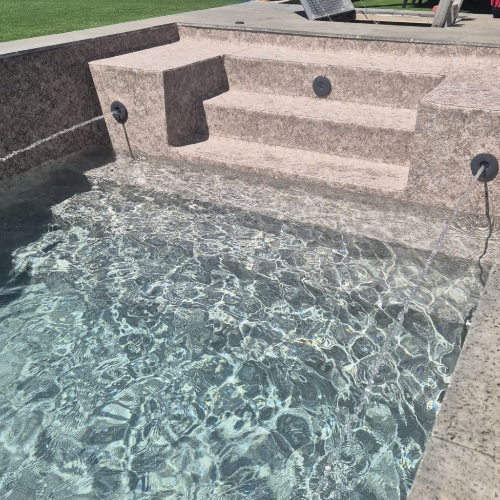 Resultado final de piscina reformada con liner en Tenerife