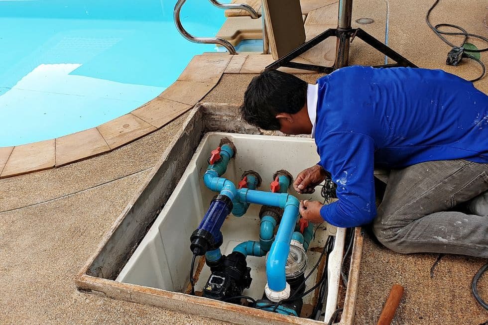 Técnico haciendo mantenimiento de piscina
